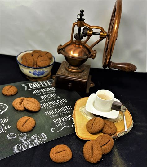 Caffè e cioccolato bianco sono i due ingredienti protagonisti di questi friabili biscotti.la loro ricetta è facile e veloce da realizzare: BISCOTTI AL CAFFE' E CACAO, RICETTA FACILE - Cucina & Svago
