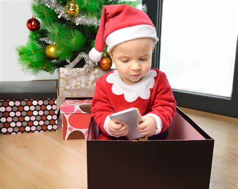 Nelle tre puntate in cui si articola il programma d'alessio e incontrada. A che età regalare lo smartphone per Natale ai bambini?