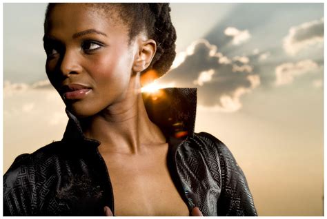 indinyana 1 enza njalo zandisile ndibek' ithemba lam kuwe ndibonile zandisile ongeke ukubone wena sesidlulile izulwini nethambeka liyehlela (nethambeka liyehlela) zukumbule. Simphiwe Dana Speaks