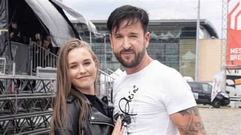 Michael wendler (born 22 june 1972 as michael skowronek, legal name after his marriage in 2009 michael norberg) is a german pop singer and songwriter and conspiracy theorist of polish origin. Laura nackt im Playboy - Wendlers Freundin lässt die ...