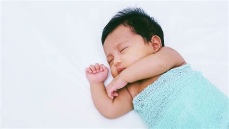 Pada usia sekecil ini, mereka boleh tidur dengan purata 16 jam. Kenapa Bayi Baru Lahir Tidur di Siang Hari dan Bangun di ...