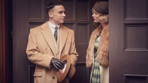 La serie está protagonizada por cillian murphy y se centra en una familia de gánsteres de birmingham, durante los años veinte y del ascenso de su jefe, thomas shelby. Tout sur la série Peaky Blinders