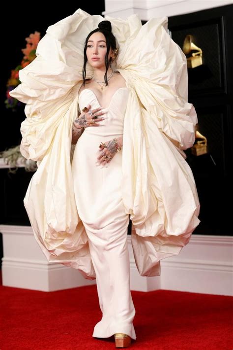 The july singer is a vision in white at 2021 grammys as she rocks schiaparelli couture. Noah Cyrus na Grammy 2021 ubrała się w zużytą chusteczkę ...