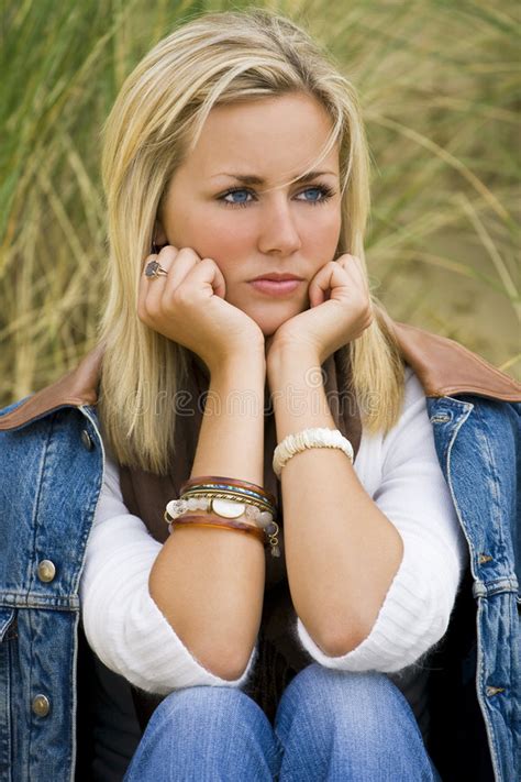 Belle Femme Blonde Nue Avec Le Canon De Main Photo stock ...