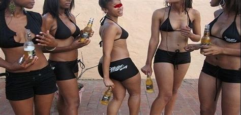 Une grosse femme black baisée dans son bain. CYBER SEXUALITE A DAKAR: Les Mamies recruteuses guettent ...