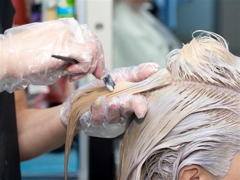 How does bleaching hair or decolorizing hair work?