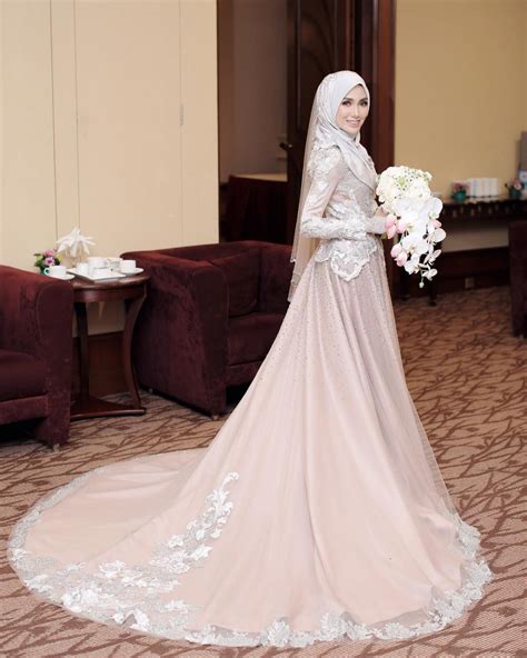 Sang calon pengantin perempuan, chika tampil anggun dalam balutan gaun warna baby blue. 4 Inspirasi Gaun Pengantin Muslim Impian yang Lengkapi ...