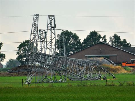 Volgens het knmi gaan we de zwaarste soort onweer zien en daarbij kan zelfs een heuse tornado ontstaan. Noodweer Achterhoek: één dode, acht gewonden - Meteo24 ...