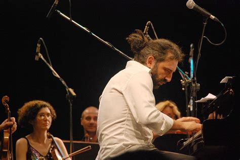 Ha conquistato il pubblico di arbatax il pianista e jazzista stefano bollani, ospite d'eccezione della rassegna rocce rosse & blues di arbatax, tortolì. STEFANO BOLLANI