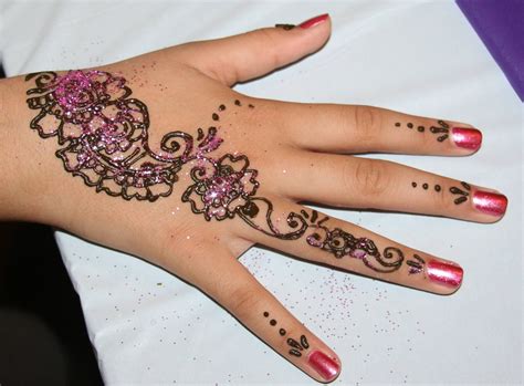 henna-party-henna-and-nails-henna-party,-henna-hand-tattoo,-henna