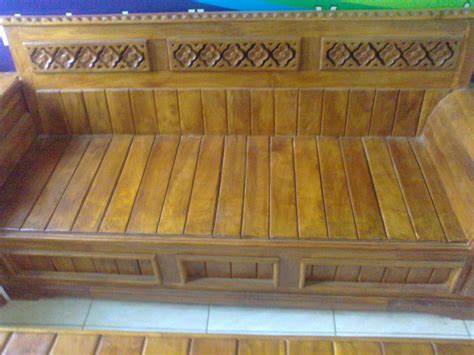 Kursi sudut jati minimalis ini dibuat oleh tangan pengrajin furniture jepara dengan keahlian yang sudah diwariskan turun temurun. Conto Model Kursi Sudut