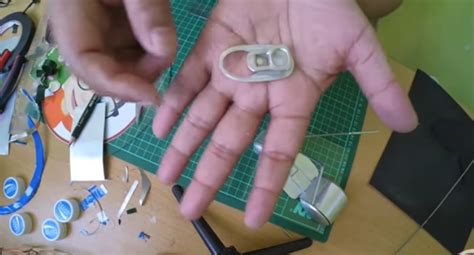 Ambil tutup botol dan samping botol yang berlubang tutup dengan lembaran kaleng disesuaikan dengan bulatan tutup botol. Cara Membuat Miniatur Vespa Dari Kaleng Bekas Pakai ...