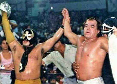 La moda de diseño morisca hizo común en españa el uso de pequeños turbantes y la aljuba, una corta túnica ceñida al brazo y a la cintura pero ancha en el resto del cuerpo. File:Brazo de Oro Wins.jpg - Luchawiki