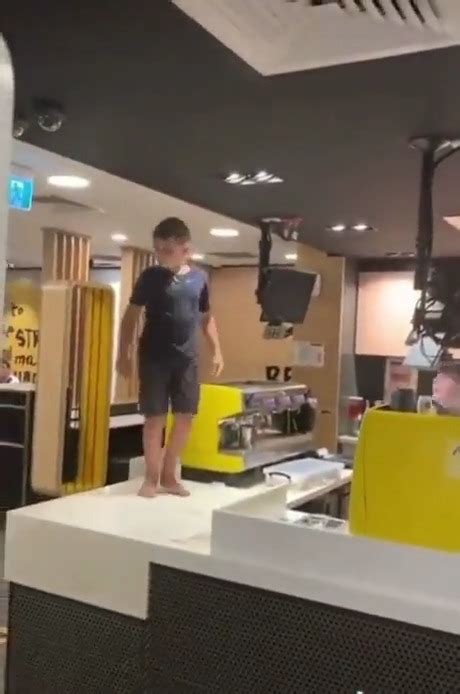 Descrie un gen de dans în care te regăsești? Un enfant incontrolable met le bordel dans un McDonald's