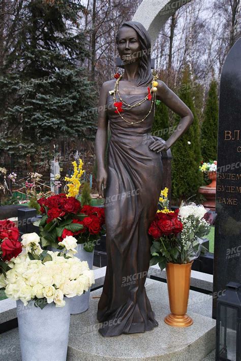 Накануне ольга орлова посетила могилу жанны фриске, которая ушла из жизни шесть лет назад. Могила Жанны Фриске: где похоронена певица, как выглядит ...