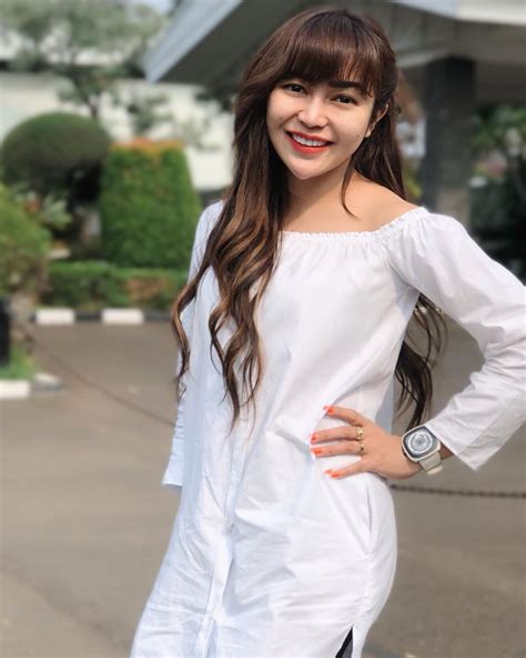 Penyanyi lia amelia, mantan personel trio macan juga merilis lagu dalam bahasa jawa berjudul tambane ora ono. 10 Potret Chacha Sherly Eks Trio Macan, Makin Lama Kian ...