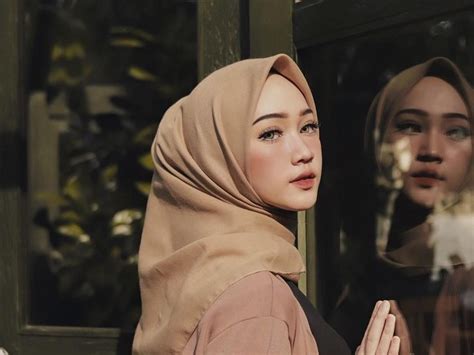 Jilbab cornskin search results for gaya foto kekinian sendiri hijab. √ 50+ Ide Gaya Foto Selebgram Hijabers Kekinian