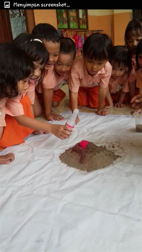 Arti mimpi gunung meletus tak selalu pertanda buruk. Praktek Membuat Miniatur Gunung Meletus TK Islam Darunnajah