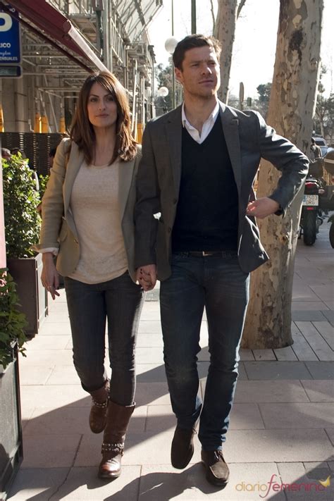 Xabi alonso lived in the city of barcelona for the first six years of his life and moved to san sebastián (donostia) thereafter. Xabi Alonso y su mujer Nagore Aramburu paseando por Madrid