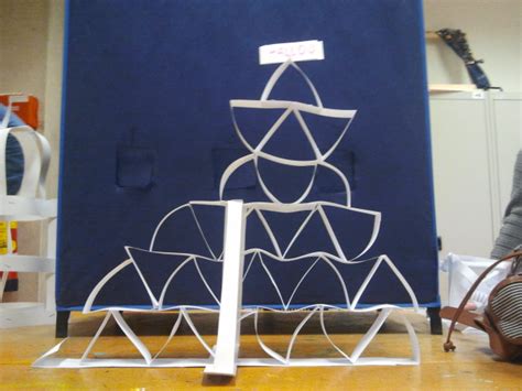 De opdracht is om in tien minuten met elkaar een zo hoog mogelijke toren te bouwen, alleen door papier te. Beeldende vorming Dana en Tessa: les 3: toren bouwen