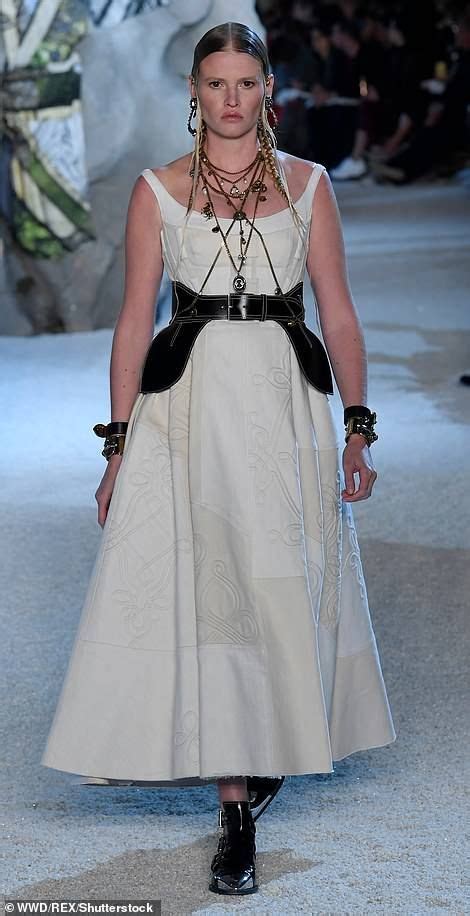 While the 90s era stars are still going strong there is a whole new crop of top models pushing into the public sphere and changing the industry as we know it. Lara Stone rules runway at Alexander McQueen PFW show ...