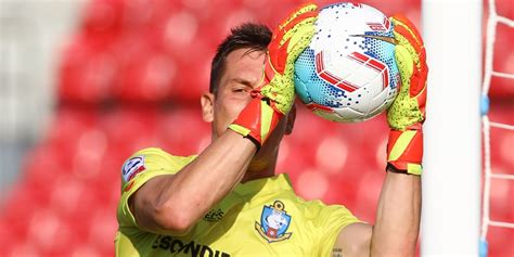 Carlos muñoz (antofagasta) remate con la derecha desde fuera del área a la escuadra izquierda. Deportes Antofagasta vs Universidad de Chile: Ignacio ...