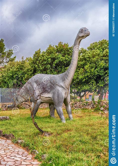 Çoğu titanosaur tarafından paylaşılan en karakteristik özelliklerden biri, vertebral merkezler arasında top ve yuva eklemleri bulunan prokoli kuyruk omurlarıydı. Titanosaur Dinosaur Inside A Dino Park In Southern Italy ...