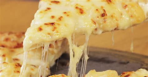 Spoon over cream cheese on crust. Pizza Hut Releases Macaroni-and-Cheese Pizza | Teen Vogue