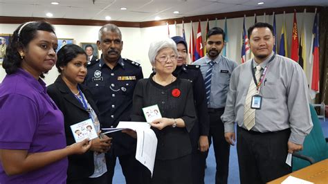 Sekiranya anda mengalami buli siber, langkah paling penting adalah memberitahu ibu bapa atau orang dewasa yang anda rasa selamat bercakap mengenainya. Mangsa buli siber perlu buat laporan polis elak tekanan ...