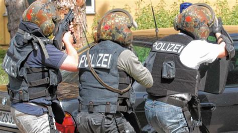 Rosenheim (landkreis altenkirchen) hat derzeit keine immobilien im angebot von denen keine der kategorie zugewiesen sind.zudem befindet sich rosenheim (landkreis altenkirchen) in der region westerwald/lahn mit weiteren 0. Landkreis Rosenheim: GSG9-Beamte stürmen Haus eines ...