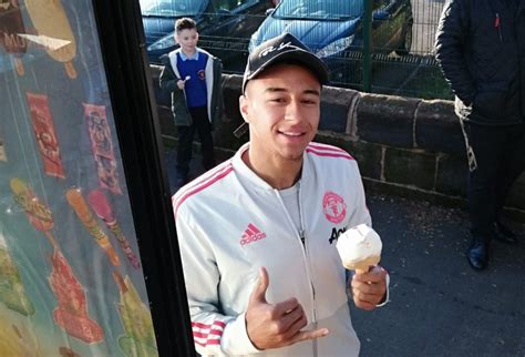 Ellen lingard and 2 other children. (Video) Lingard treats kids to free ice cream after ...