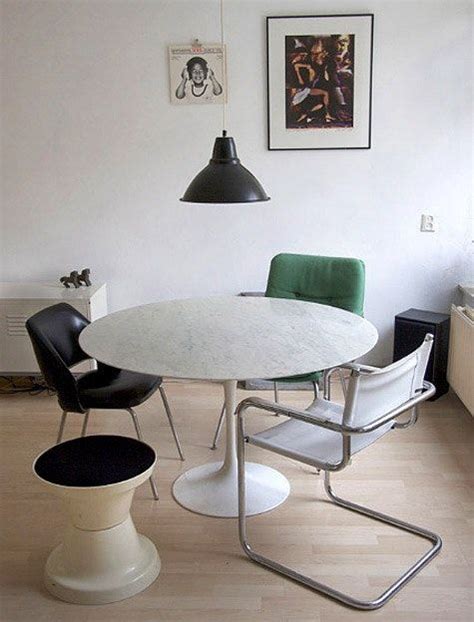 Saarinen dining table along with tulip side chairs in an open concept kitchen and dining room under a silver. Modern Classics: Eero Saarinen's Tulip Table | Case