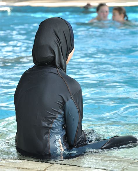 So funktioniert eine islamische bank. German Court Says Girls Must Swim With Boys - MOST