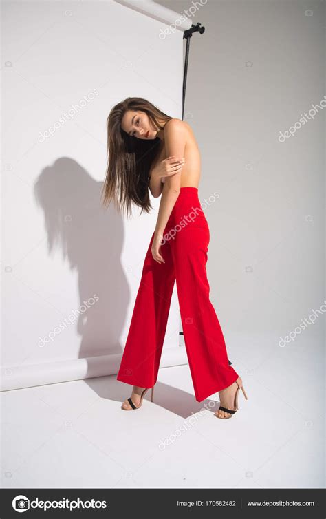 Voici donc un panorama des belles femmes, pulpeuses et célèbres qui s'affirment et s'affichent, chez physique au mois de juillet 2012, la belle femme qui assume ses rondeurs, avait posé nue pour le. Belle femme nue en pantalon rouge posant ombre coulée isolé sur le fond gris image libre de ...