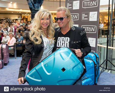 Handtaschen im wert von mehreren zehntausend euro. Modehaus Stock Photos & Modehaus Stock Images - Alamy
