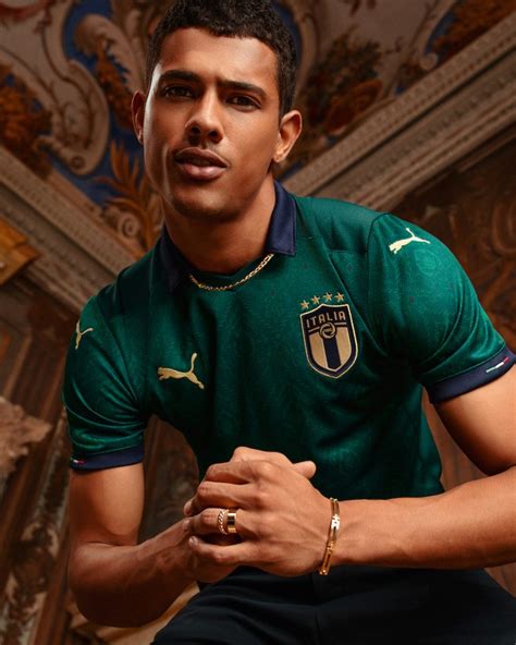 Il sistema di gestione del bagnato e dell'asciutto della maglia può garantire che la temperatura corporea di chi la indossa sia regolata in un intervallo confortevole. Puma, la maglia Rinascimento dell'Italia è verde