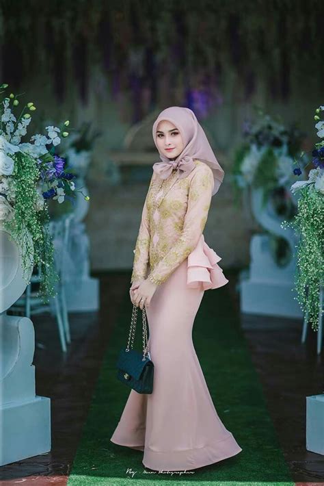 Lihat ide lainnya tentang model pakaian hijab, gaya berpakaian, model pakaian. Gambar Model baju wanita oleh Phusadee Bunphaluek pada ...