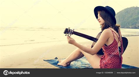 Descarregar poedia acustica 6 : Mulher tocando na guitarra acústica — Stock Photo ...