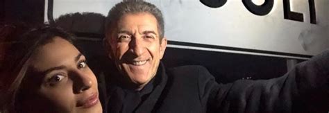 Ezio greggio, i figli quasi coetanei della fidanzata romina: Ezio Greggio e la bellissima fidanzata abruzzese a Vicoli ...