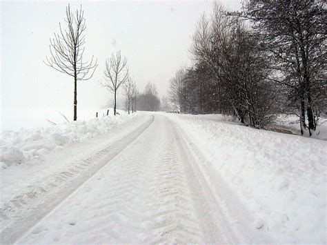Sneeuw veroorzaakt de grootste problemen wanneer de neerslag valt bij vorst, vooral bij matige tot strenge vorst. Winter, sneeuw en mooie winterse plaatjes uit Oldelamer in Friesland