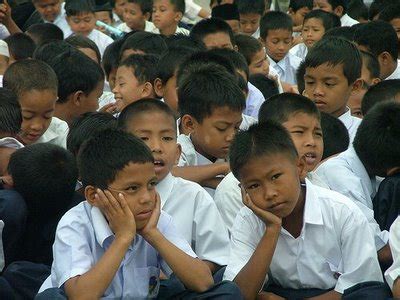 Budak sekolah yang aku nak ceritakan ni, dah tingkatan 5. terbang tinggi tinggi: BAB TAK BAB