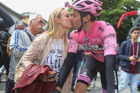 Tom dumoulin thanee van hulst on august 10, 2020 tom dumoulin was married on saturday with his girlfriend thanee van hulst. Bettini Photo