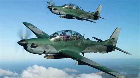 Instantes depois, 2 pessoas caem do avião de uma altura fatal. Afeganistão inicia uso do avião brasileiro Super Tucano | VEJA