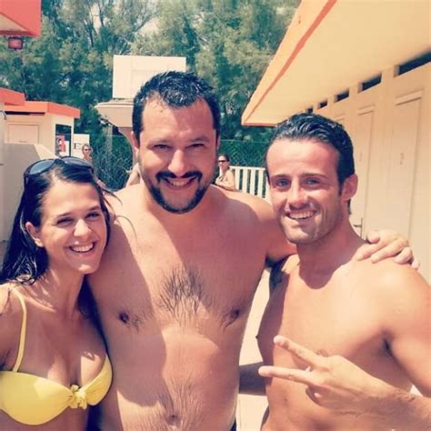 Matteo salvini attaccato sotto l'ombrellone dalla vicesindaco pd proseprio, la scontro spiaggia viene pubblicato sui social. Foto Le vacanze dell'era Renzi in dieci scatti - 1 di 1 ...