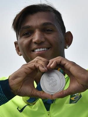 Nas olimpíadas do rio de janeiro, em 2016, o então desconhecido filho de ubaitaba ganhou duas medalhas de prata e uma de bronze, nas categorias c1, c2. Centauro das águas, Isaquias Queiroz conquista a prata no ...