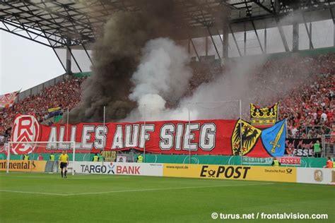 Verteidiger kommt aus der 3. Pyroshow RWE Fans Ultras (mit Bildern) | Rot weiss essen ...