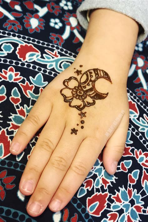 This traditional art was not thought of as tattooing at all, until quite. Pin by Ginger on 薑薑的藝想視界 | Hand tattoos, Henna hand tattoo ...