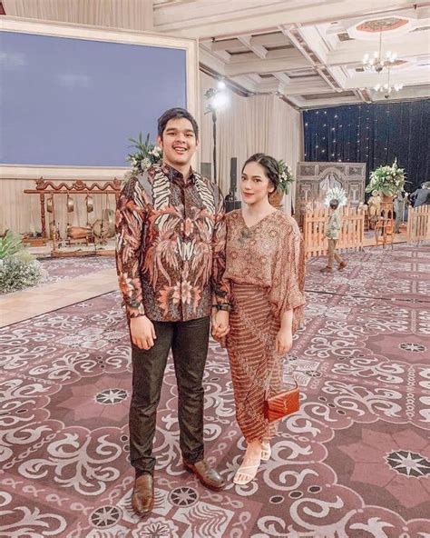 Ada baju kondangan muslim syar'i couple pernikahan brokat batik terbaru. Baju Kondangan Couple Kekinian Remaja / Anami Couple Gamis ...