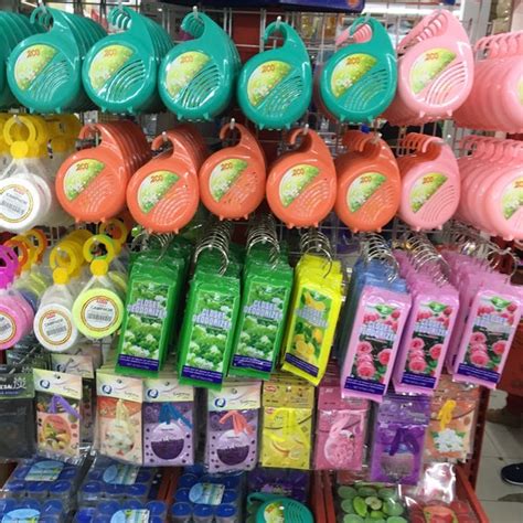 Cermin solek berlampu atau 'vanity mirror' kini semakin popular di kalangan peminat deko, terutamanya tentulah perempuan. Kedai Serbaneka ECO RM2 - Klang, Selangor