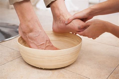 Jika dikombinasikan dengan garam, pegal di bagian kaki bisa kamu hilangkan. Inilah 6 Manfaat Merendam Kaki dengan Air Garam - Alodokter